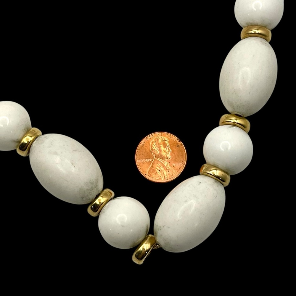 Chic Chunky Vintage Monet White and Gold Graduated Bead Necklace - Picture 10 of 14